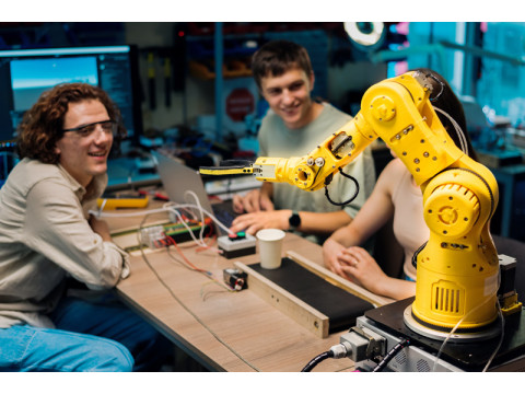 Aluminum profiles in the creation of robotic manipulators for education and research