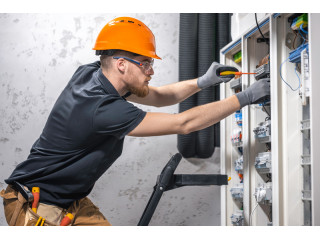 Алюмінієві рішення для безпечної організації електромонтажних робіт на висоті