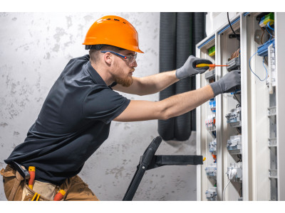 Алюмінієві рішення для безпечної організації електромонтажних робіт на висоті