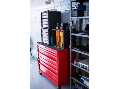 Assembly of a modular workshop using aluminum profiles