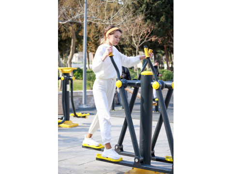 Arrangement of a compact sports corner on aluminum supports